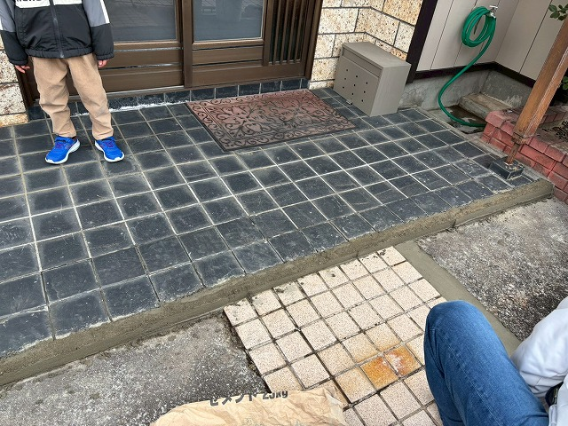 剥がれていた玄関ポーチの立ち上がり部もモルタルで仕上げ