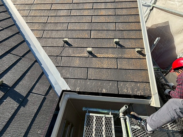 仙台市若林区 屋根全体が苔でオレンジ色になっている