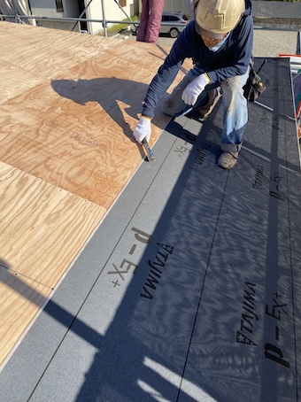 浜松市　屋根リフォーム　葺き替え　防水紙　ルーフィング　施工中