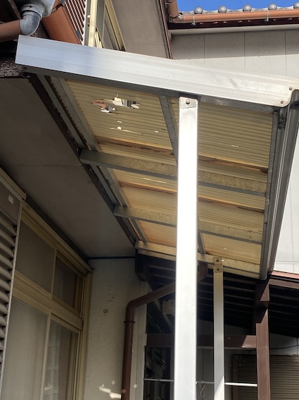 庇　波板　割れ