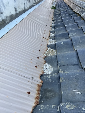 錆びたトタン屋根　雨漏り