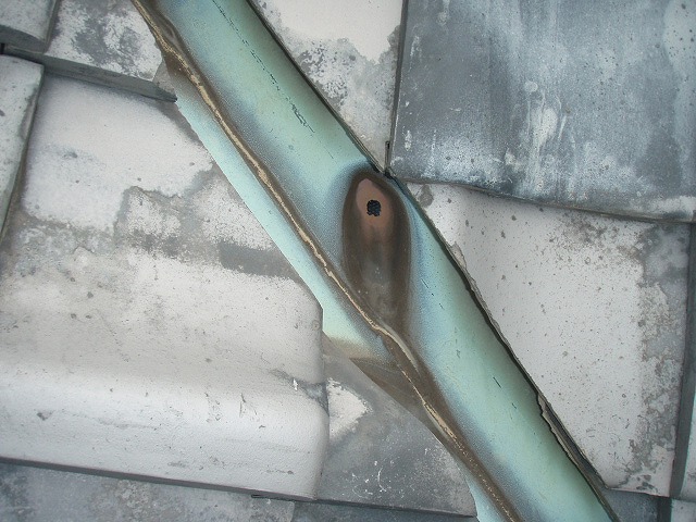 谷樋　穴あき　雨漏り