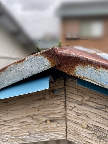 ポリカ　物置小屋　台風　棟板金サビ　浜松市