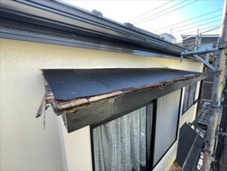 劣化が進んだ庇屋根
