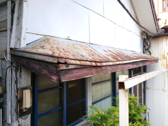 錆が広がっている庇屋根