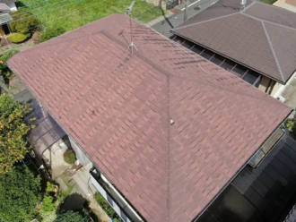 ドローンで空撮された茶色の屋根