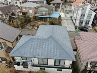 ドローンで空撮された灰色の屋根
