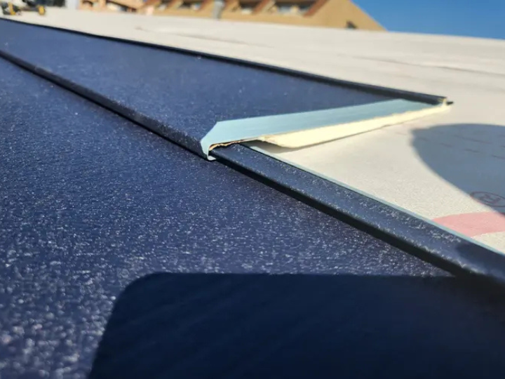断熱材一体型の鋼板屋根