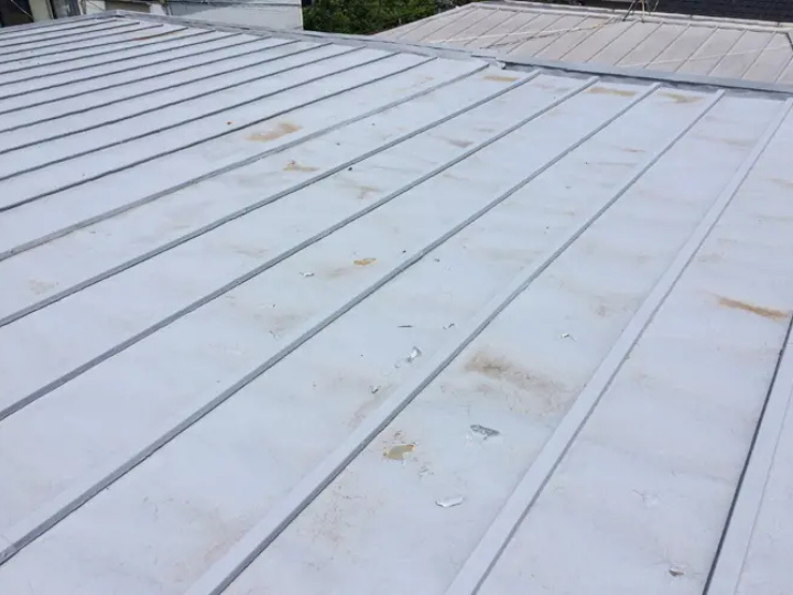 表面が色褪せている鋼板屋根