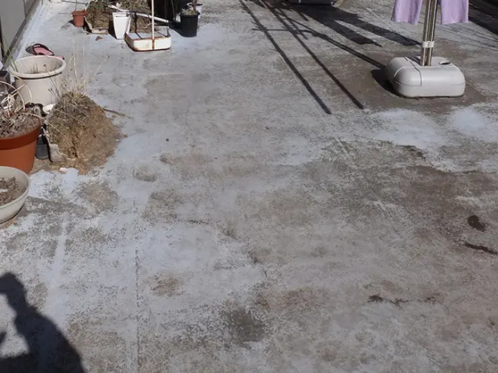 傷んでいる防水層