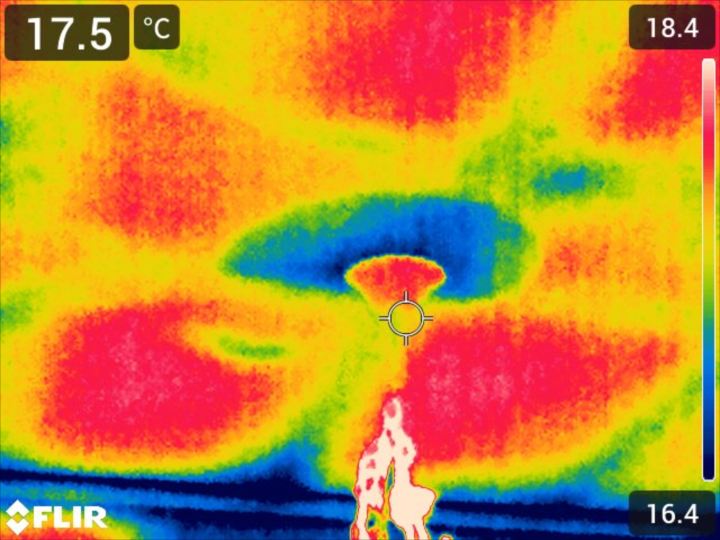 雨漏り症状を赤外線カメラで撮影した様子