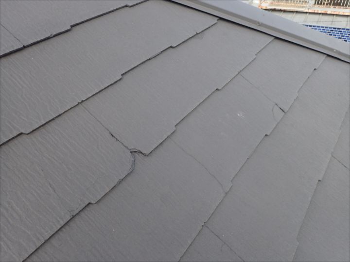 コロニアルNEOを使用した屋根のひび割れ