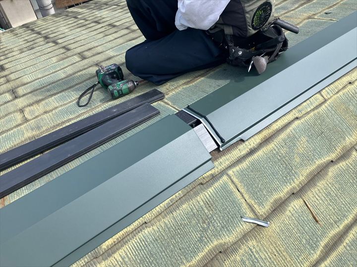 新しい棟板金を設置