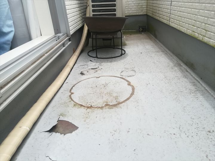 防水層であるFRPが露出している