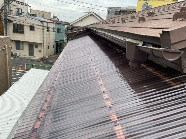 海老名市さつき町にて強風で損傷した塩ビ波板をポリカ波板に交換工事して復旧