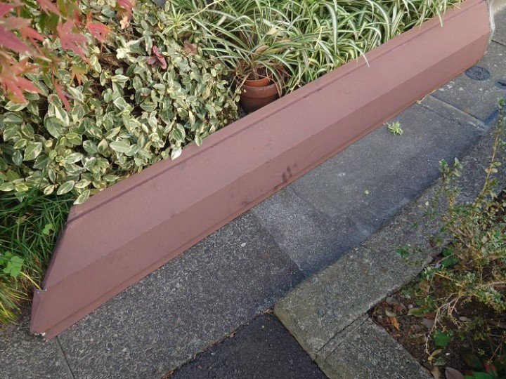 飛散した棟板金部材