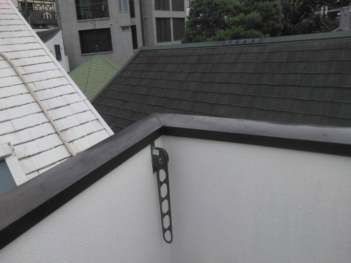 天井雨漏りを散水試験で原因特定し笠木に防水処理工事を実施