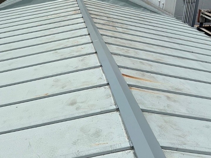 新しい棟板金設置後