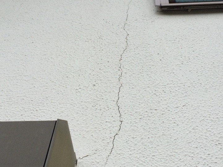 亀裂(ひび割れ)が発生した外壁