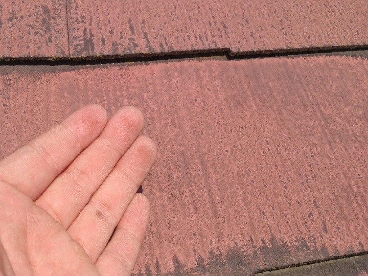 屋根材にはチョーキング現象が発生