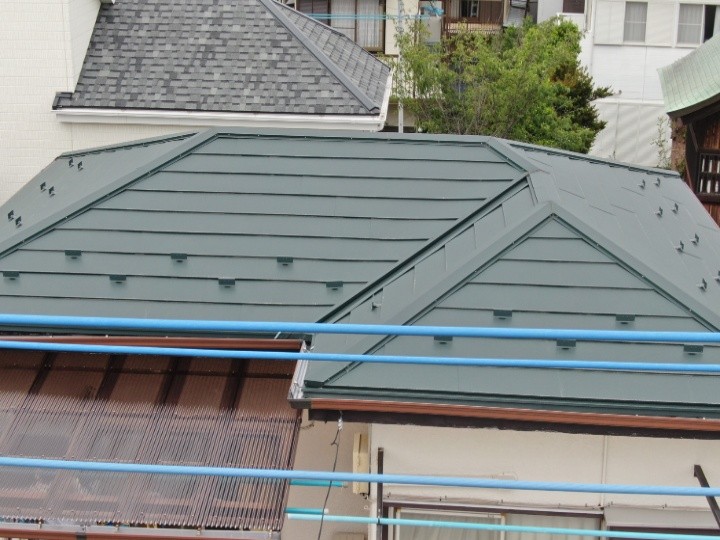 棟板金が飛散した屋根へスーパーガルテクトと樹脂製貫板を用いたカバー工法で耐風性強化