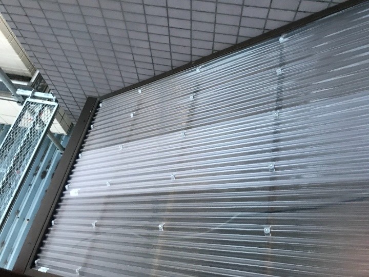 強風被害で歪んだポリカ波板屋根へポリカタフによる交換工事を行い復旧