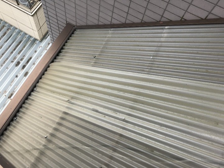 波板の一部が歪み、面が不自然にうねっている状態