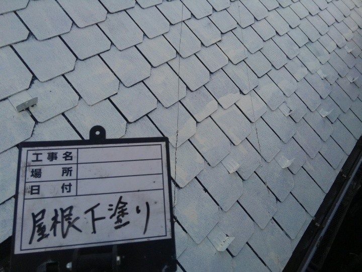 サーモアイシーラーで屋根の下塗り作業
