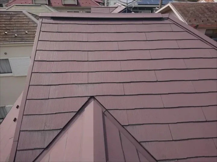 退色が進んだスレート屋根の全体状況