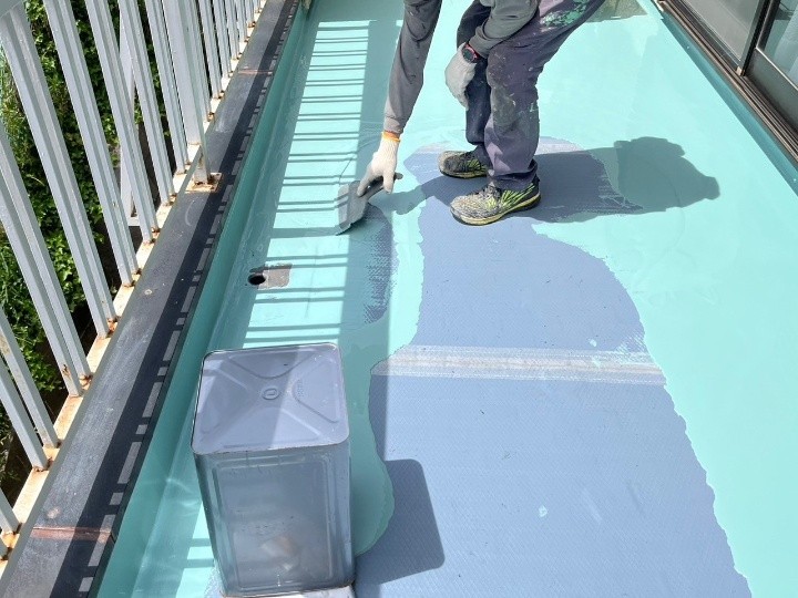 ウレタン防水材の塗布(一層目)