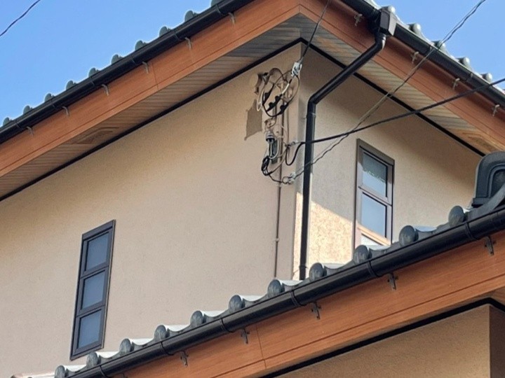 軒天は劣化で色褪せした状態