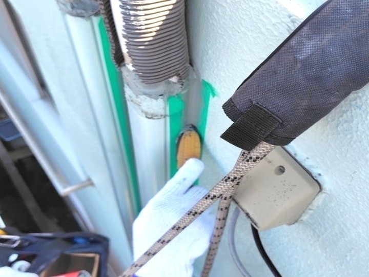 コーキング表面をヘラで整える
