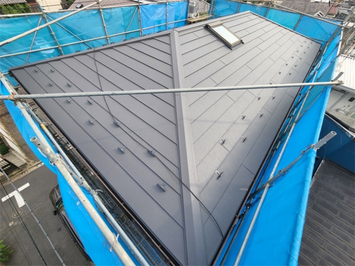 屋根裏の雨染みと隅棟の不具合を解消するスーパーガルテクトによる屋根カバー工事