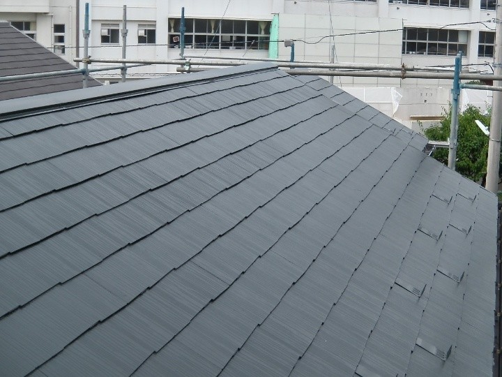 「棟板金交換工事+ルーフマイルドシリコンを使った屋根塗装工事」を同時施工したお住まい