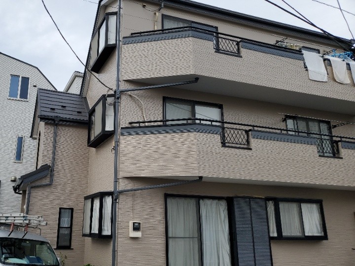 「スーパーガルテクトで屋根カバー工事+遮熱塗料で外壁塗装工事」を行い耐久性を強化