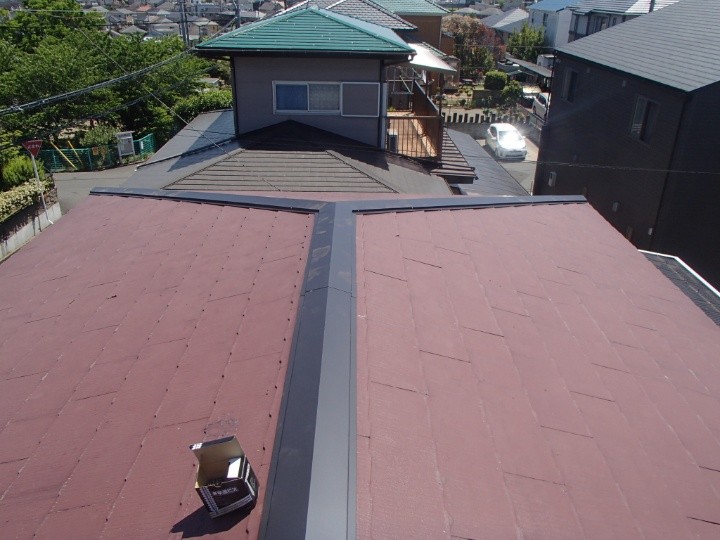 ガルバリウム鋼板製の棟板金を設置