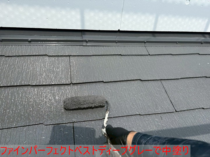 屋根の中塗り作業