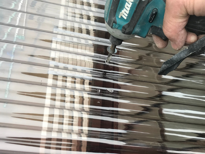 フックボルトの穴あけ作業
