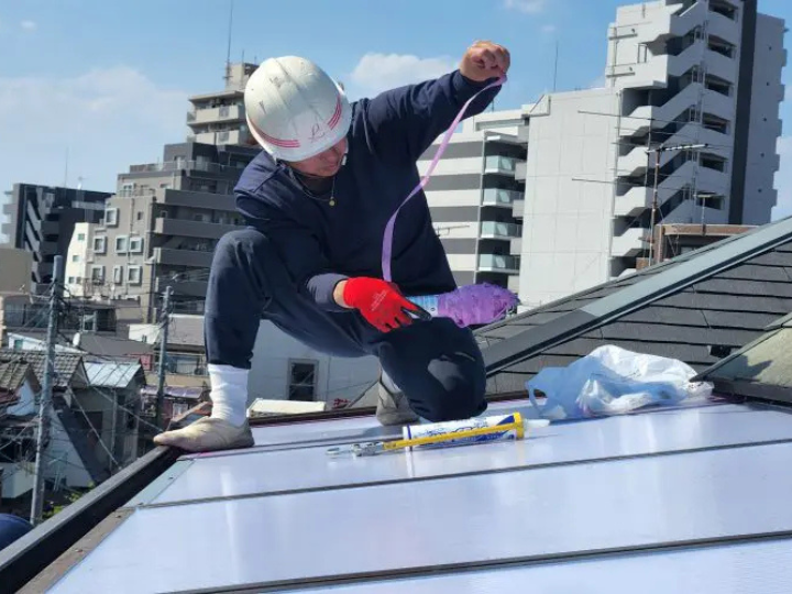 屋根の修繕作業