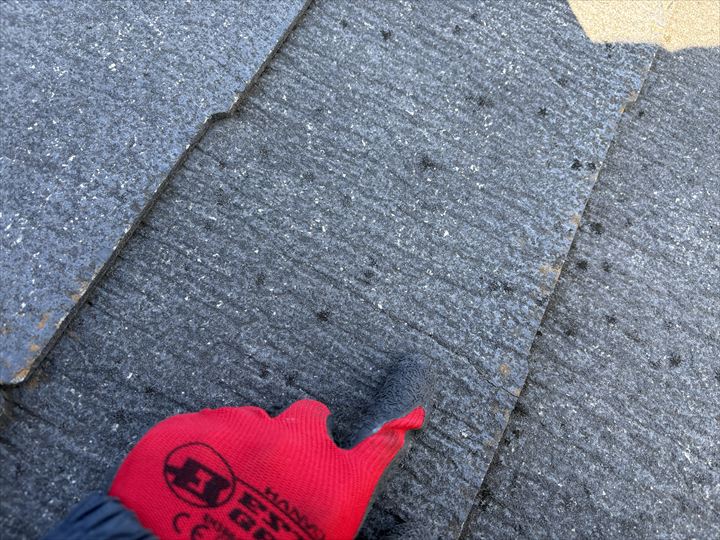 劣化した屋根材の表面