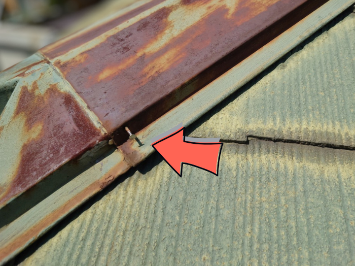 棟板金の釘が浮いている