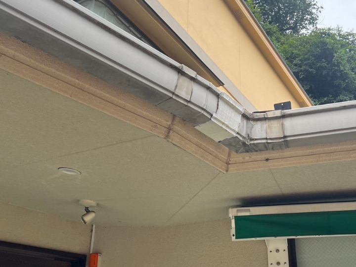 テープで補修された雨樋