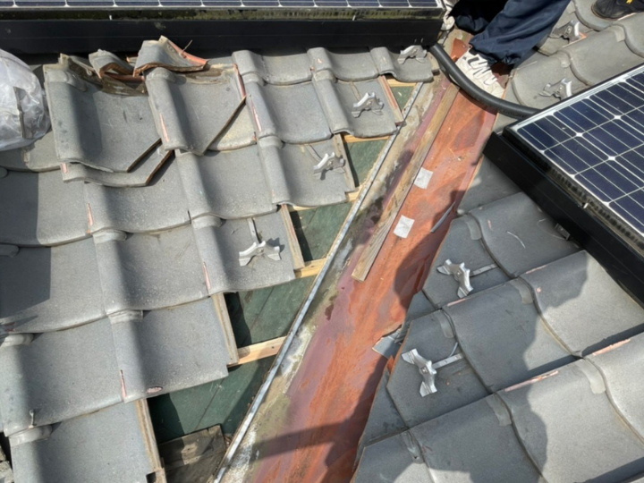谷板金周辺の瓦の取り外し