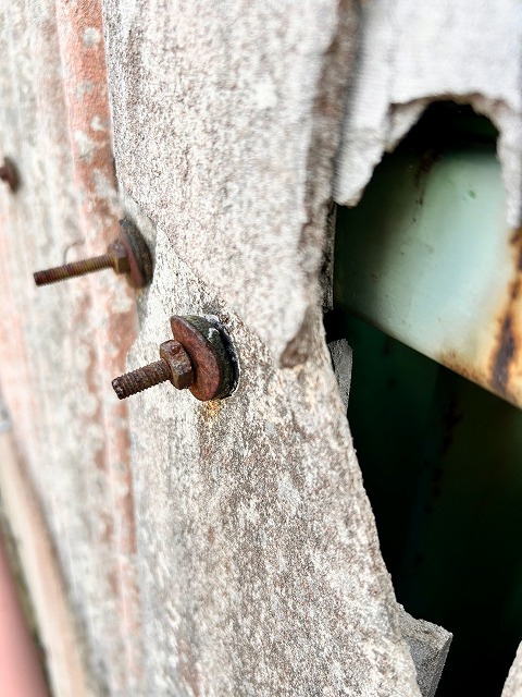 波板　欠け　破損　金具　さび