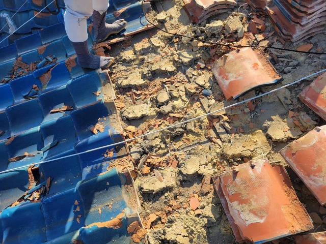 瓦屋根葺き替え　瓦撤去