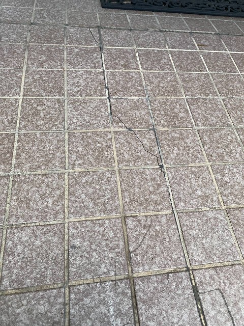 長い亀裂の入った床タイル