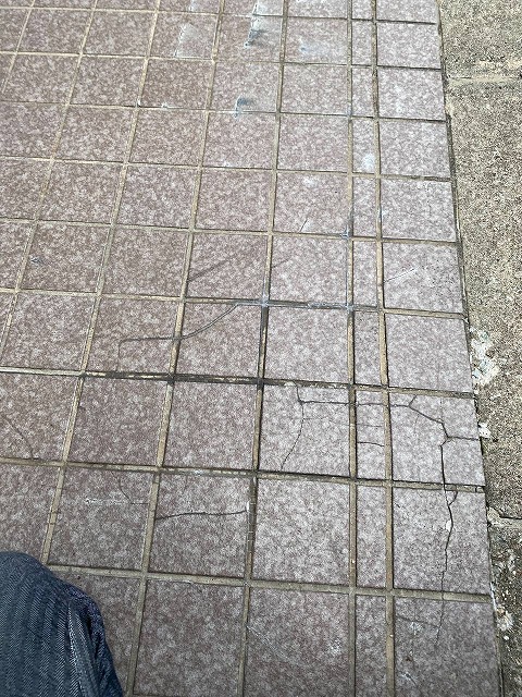 ひび割れた出入口タイル