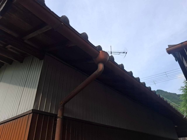 建物全体の古い雨樋