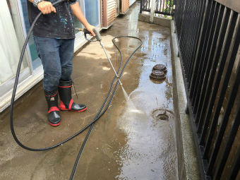 前橋市元総社町でベランダ防水の施工前に高圧洗浄しています