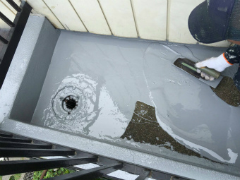 前橋市元総社町ベランダ防水施工中コテ仕上1回目